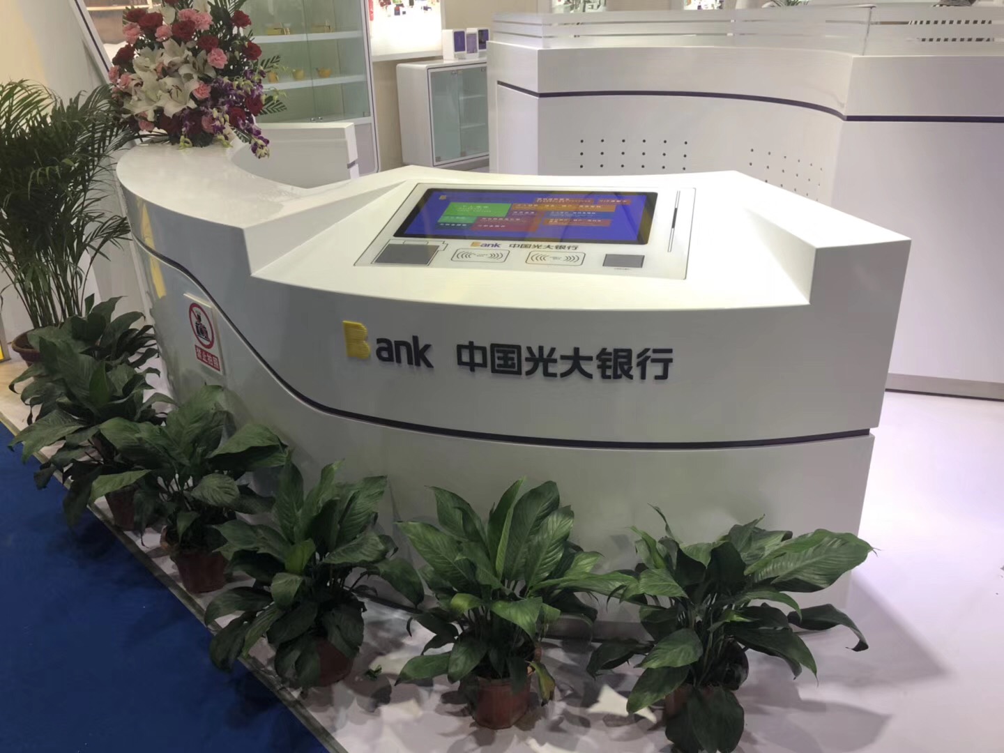 ����y��